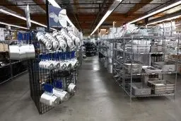 گلایه یک تولیدکننده ظروف آشپزخانه از ورود کالای چینی به بازار؛ با این وضع دیگر نمی‌شود کار کرد!