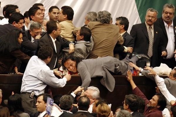 فیلم: کتک‌کاری در مجلس مکزیک
