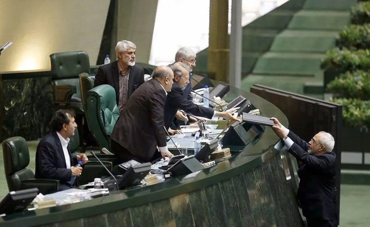 ظریف متن "برنامه جامع اقدام مشترک" را تقدیم رئیس مجلس کرد