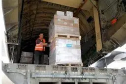 اولین کشتی حامل کمک‌های بشردوستانه در بندر 