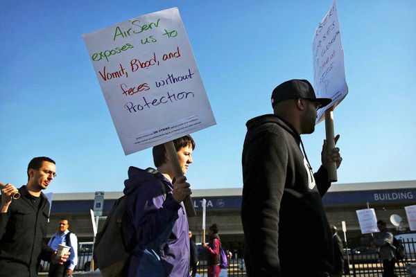 کارکنان فرودگاه نیویورک اعتصاب می‌کنند