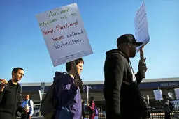 کارکنان فرودگاه نیویورک اعتصاب می‌کنند