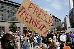 تظاهرات هزاران آلمانی در اعتراض به فقدان آزادی مطبوعات +تصاویر