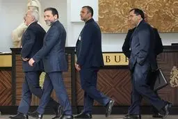 کیهان: اگر بنا بود رهبری متن برجام را تأیید کنند چرا به بررسی  و بستن راه‌های نقض عهد اصرار دارند؟!
