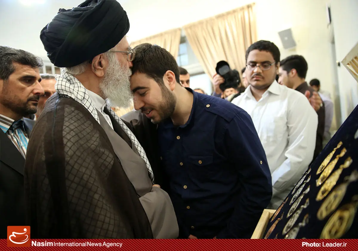 گزارش تصویری:: اهدای مدال المپیاد‌های علمی کشوری و جهانی به رهبر  انقلاب توسط جمعی از بسیجیان