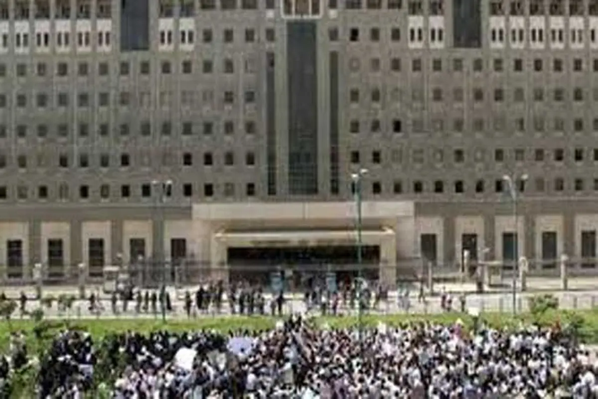 جمعی از مردم سولقان مقابل مجلس تجمع کردند