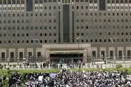 تجمع جمعی از معلمان حق‌التدریس و پیش‌دبستانی مقابل مجلس