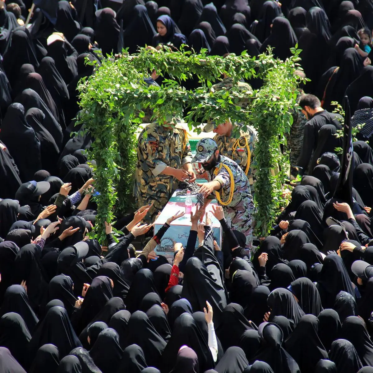 پیکر دو غواص شهید گمنام تشییع و در حوزه هنری   خاکسپاری شد