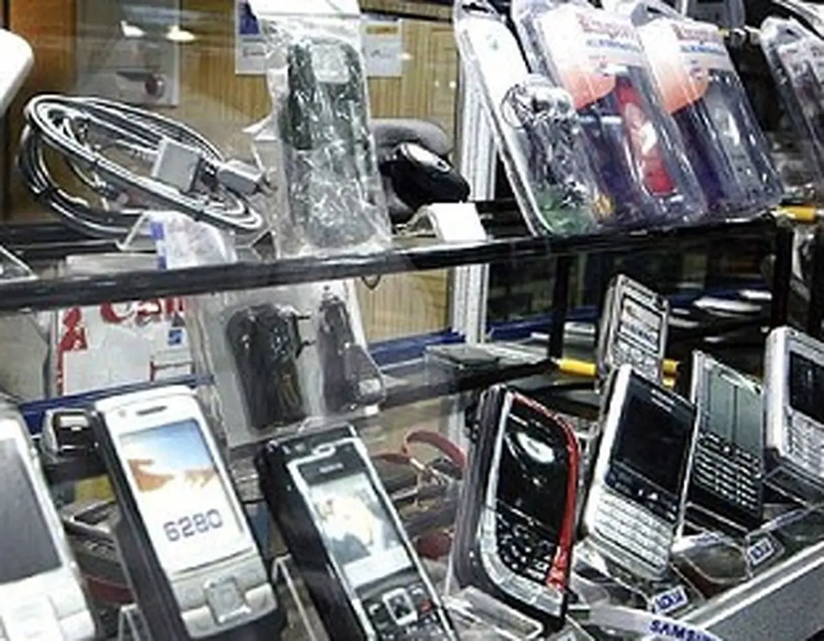 واردات قاچاق گوشی موبایل سالانه ۲۰۰ میلیون دلار از درآمد دولت را بر باد می‌دهد