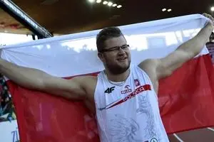 قهرمان پرتاب چکش جهان مدال طلایش را جای کرایه تاکسی داد