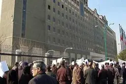 جمعی از بازنشستگان فولاد و مربیان پیش دبستانی مقابل مجلس تجمع کردند