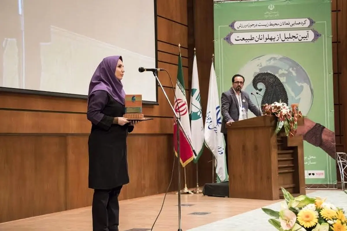 اهدای تندیس پهلوانان طبیعت به برنامه سرزمین ما