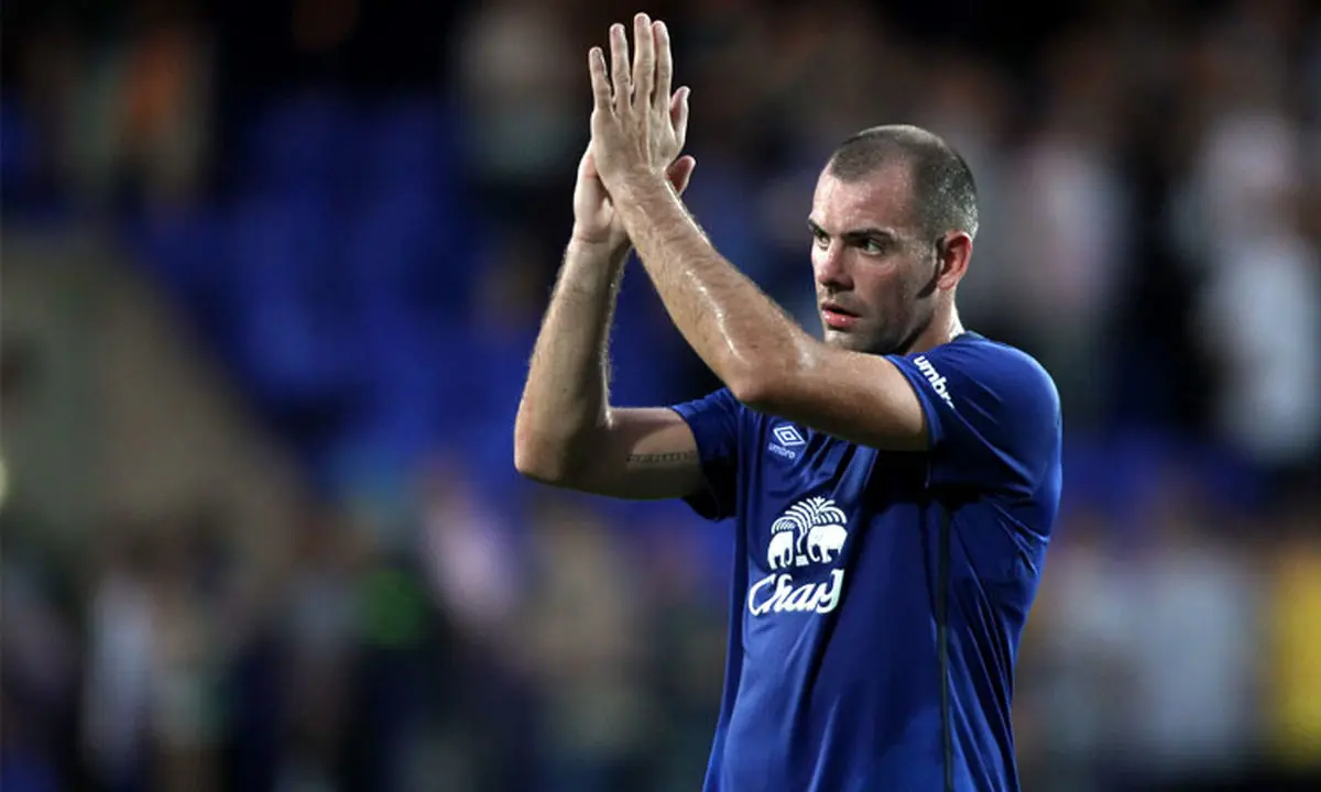 هافبک اورتون پس از تصادف در شرایط "غیرعادی" فرار کرد