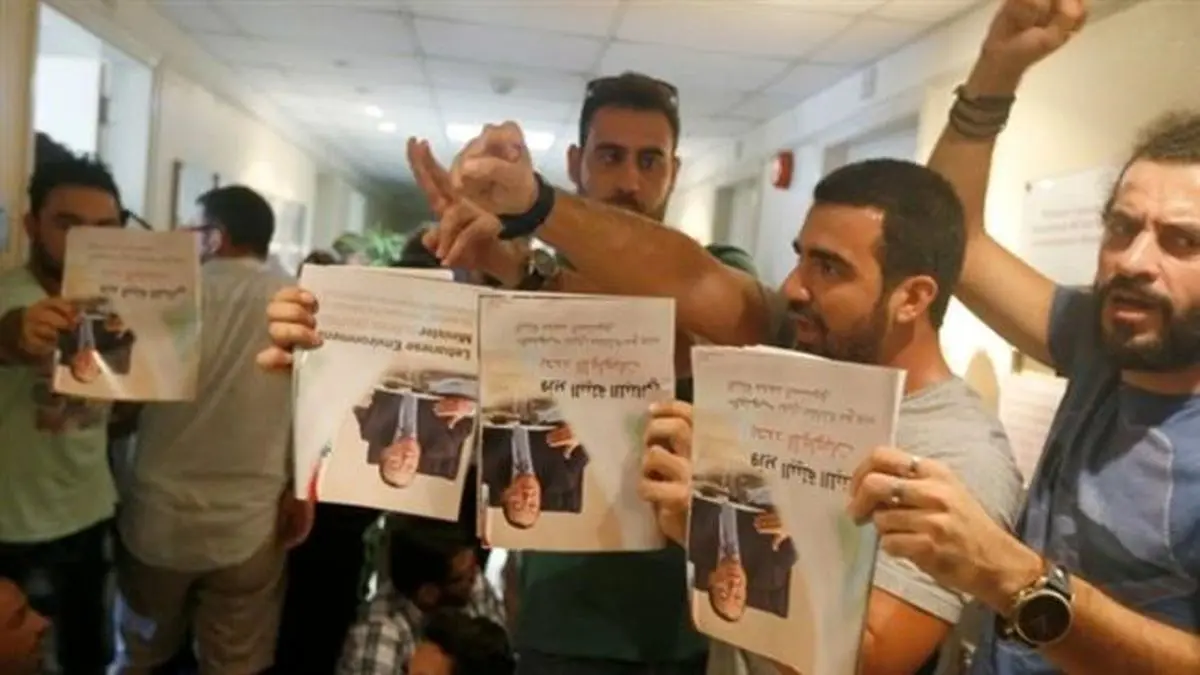تجمع معترضان لبنانی در ساختمان وزارت محیط زیست