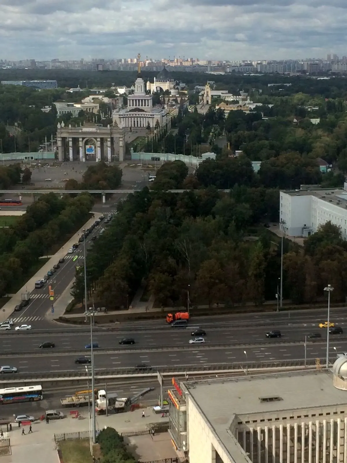 آماده‌سازی غرفه ایران در نمایشگاه کتاب مسکو یک روز قبل از افتتاحیه + عکس