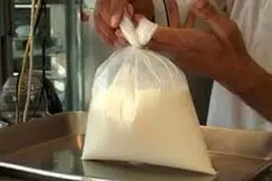 رئیس اتحادیه لبنیات فروشان: توقف فروش لبنیات سنتی شایعه است