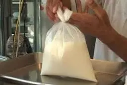 رئیس اتحادیه لبنیات فروشان: توقف فروش لبنیات سنتی شایعه است