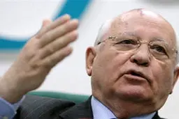 گورباچف: آمریکا دموکراسی را با تانک و بمب تحمیل می‌کند