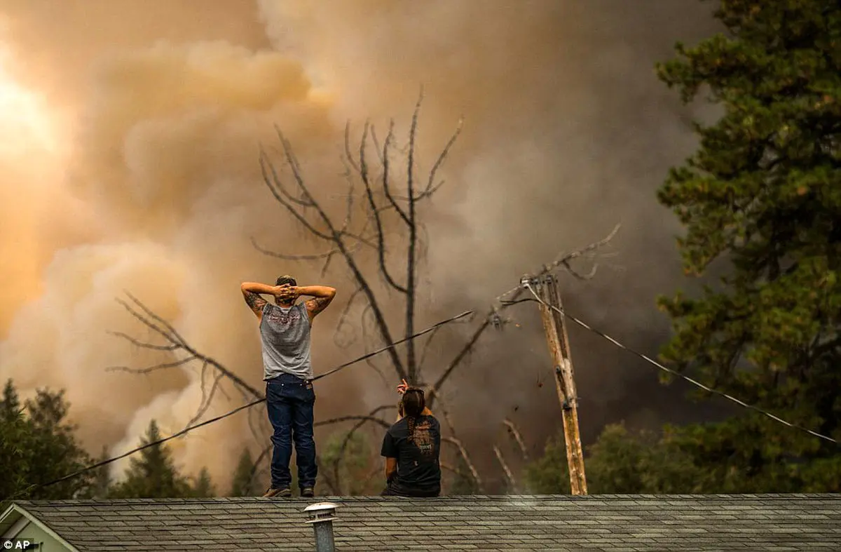 آتش‌سوزی کالیفرنیا به مناطق مسکونی سرایت کرد +تصاویر