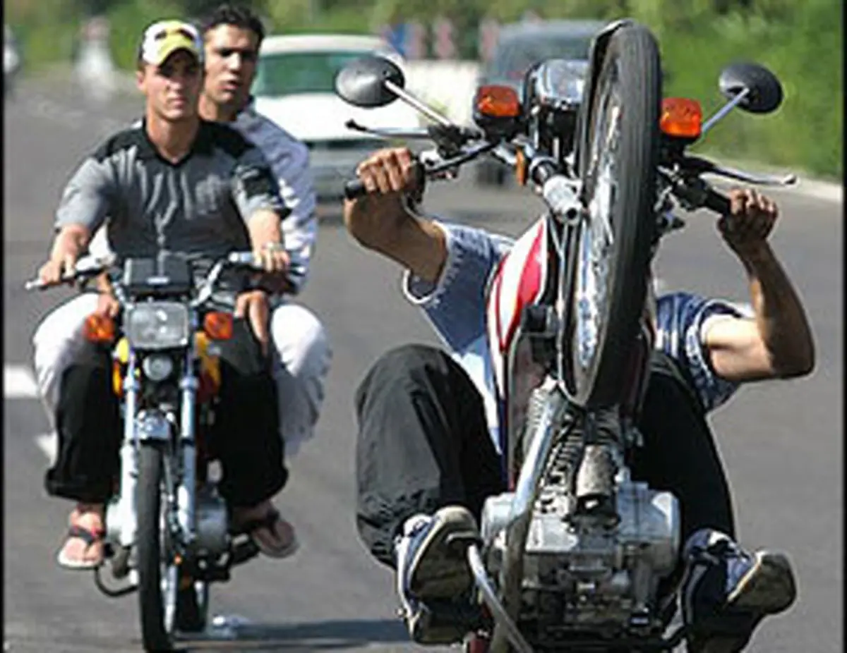 پیاده‌روها و خطوط ویژه تهران  غرق در موتوسواران