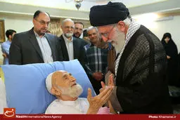 عکس خبری:: عیادت رهبر انقلاب از مرحوم آیت‌الله خزعلی