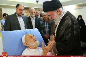 عکس خبری:: عیادت رهبر انقلاب از مرحوم آیت‌الله خزعلی