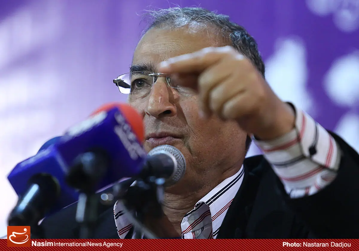 زیباکلام: مجلس دیگر در رأس امور نیست