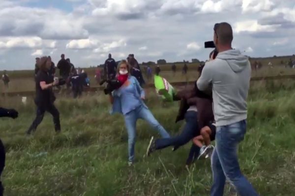 فیلم:: حمله نژادپرستانه خبرنگار مجارستانی به پناهجویان