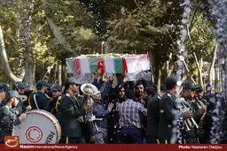 پیکر مرحوم سیداحمد حاتمی بر روی دست نمازگزاران جمعه تهران تشییع شد