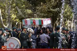 پیکر مرحوم سیداحمد حاتمی بر روی دست نمازگزاران جمعه تهران تشییع شد