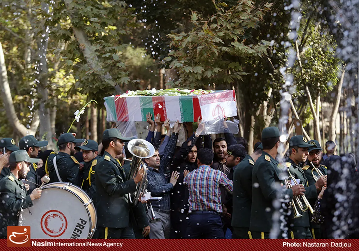 پیکر مرحوم سیداحمد حاتمی بر روی دست نمازگزاران جمعه تهران تشییع شد
