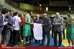 عکس خبری:: اهدای پیراهن امضا شده اعضای تیم ملی بسکتبال به محمود گودرزی