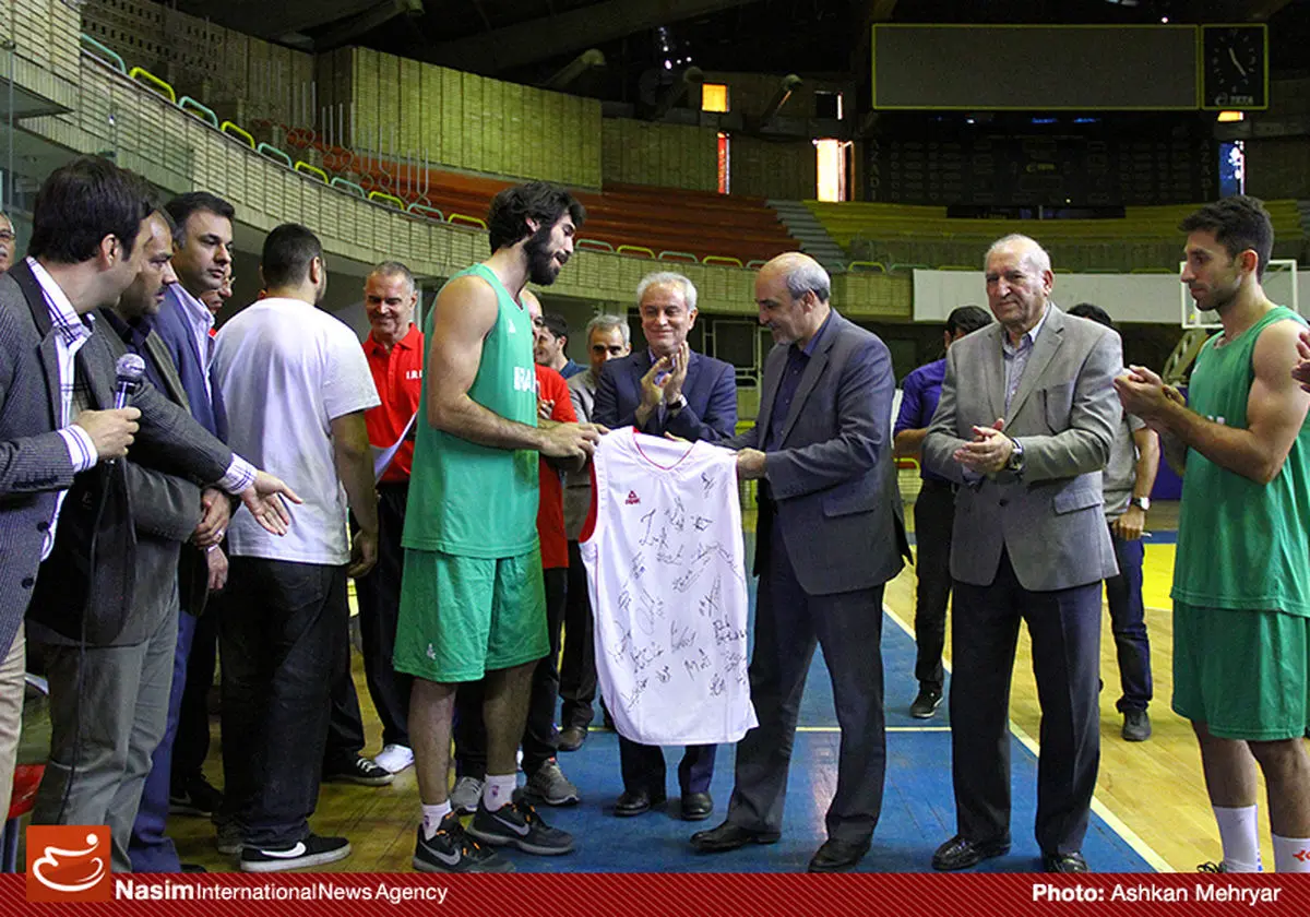 عکس خبری:: اهدای پیراهن امضا شده اعضای تیم ملی بسکتبال به محمود گودرزی