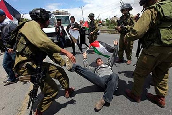 زخمی شدن ۵ جوان فلسطینی بر اثر تیراندازی صهیونیست‌ها