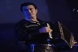 خواننده آذری زبان در تهران روی صحنه می‌رود