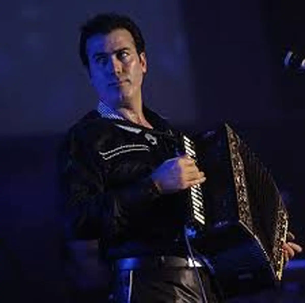 خواننده آذری زبان در تهران روی صحنه می‌رود