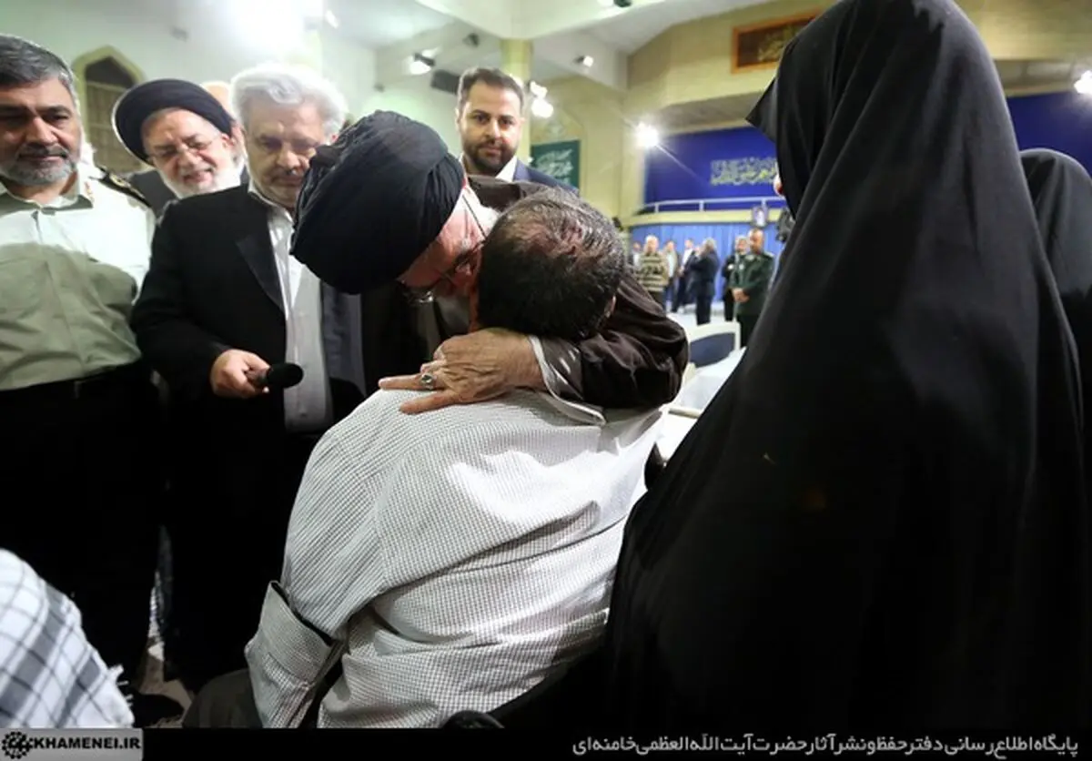 فیلم:: حاشیه دیدار جمعی از جانبازان دفاع مقدس با رهبر معظم انقلاب