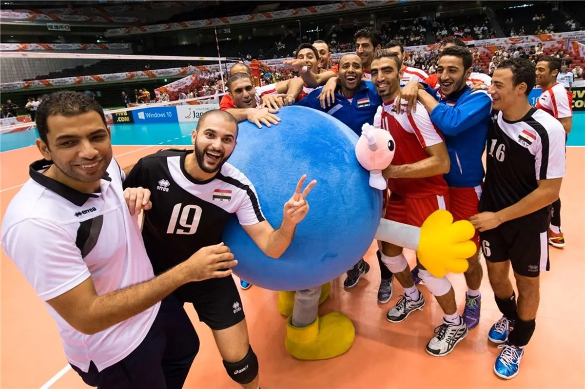 عکس خبری:: سجده شکر مصری‌ها پس از نخستین برد خود در جام جهانی والیبال