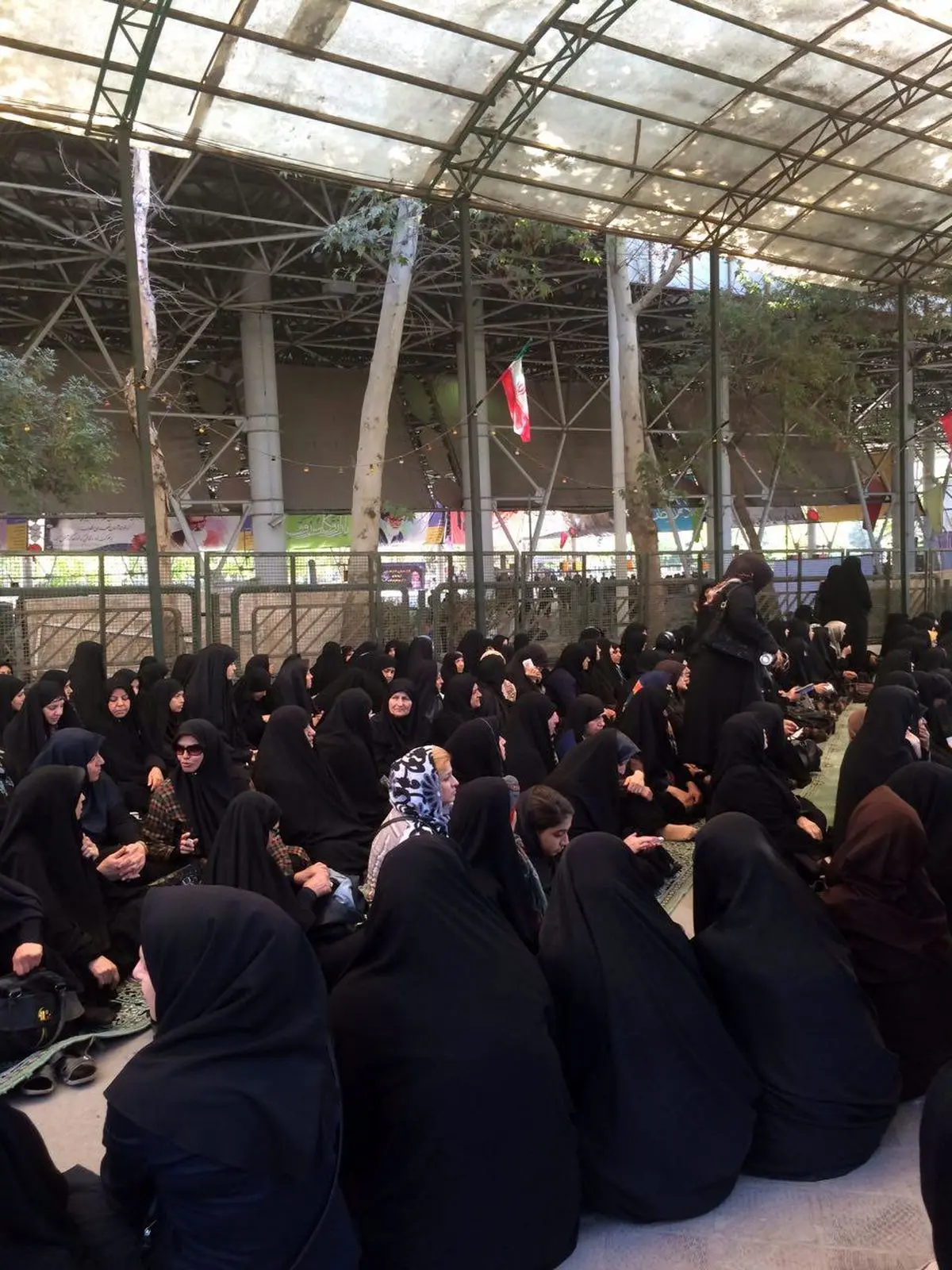 مردم تهران به منظور تشییع شهدای منا در دانشگاه تهران تجمع کرده‌اند