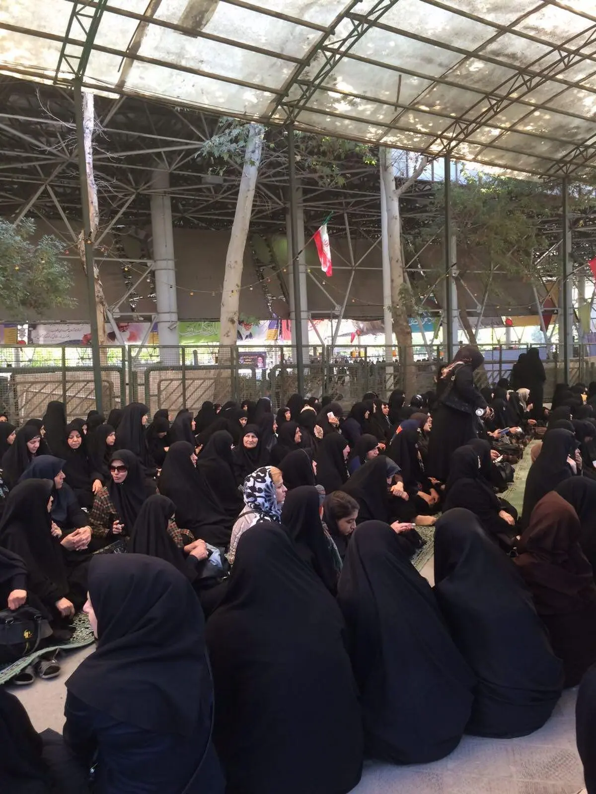 مردم تهران به منظور تشییع شهدای منا در دانشگاه تهران تجمع کرده‌اند