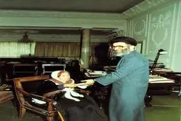 ملاقات رهبر انقلاب در دوران ریاست جمهوری با پیرزنی که هستی‌اش را به جبهه اهدا کرد