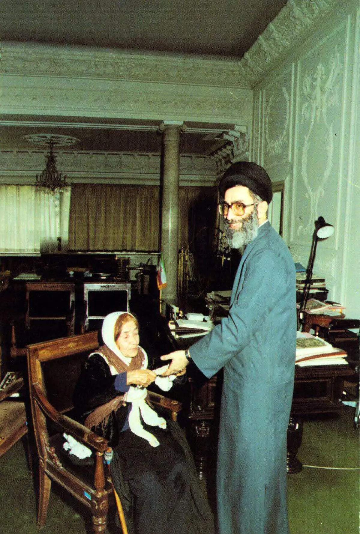 ملاقات رهبر انقلاب در دوران ریاست جمهوری با پیرزنی که هستی‌اش را به جبهه اهدا کرد