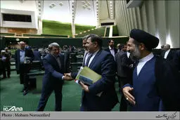 آخوندی در وزارت راه ماند