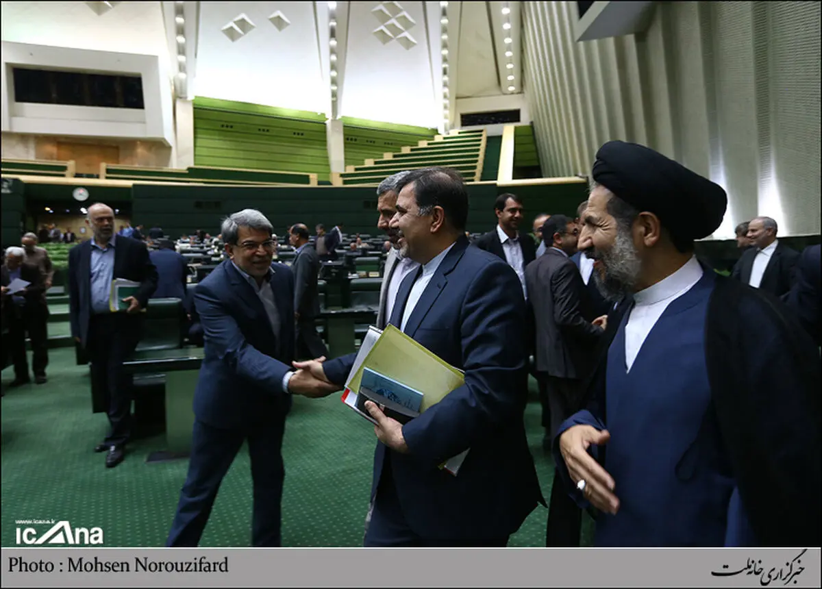 آخوندی در وزارت راه ماند