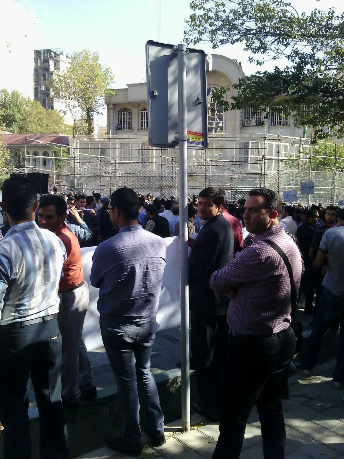 تجمع خودجوش مقابل سفارت عربستان آغاز شد