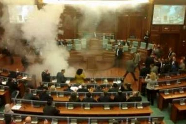 پرتاب گاز اشک‌آور در پارلمان کوزوو و بیهوش شدن ۲ نماینده