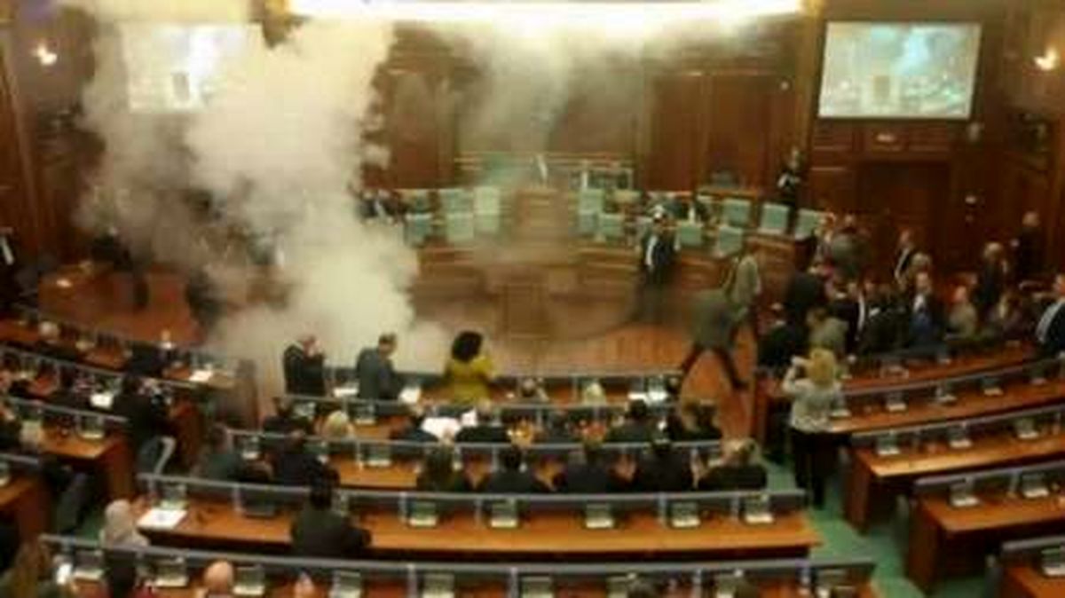 پرتاب گاز اشک‌آور در پارلمان کوزوو و بیهوش شدن ۲ نماینده