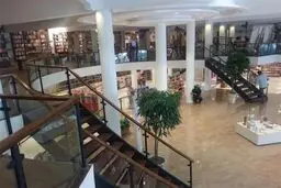 ترنجستان بهشت، میزبان 