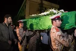 دانشجویان بسیجی در قالب دسته عزاداری در مراسم تشییع سردار  همدانی حضور می‌یابند