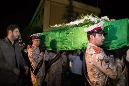 دانشجویان بسیجی در قالب دسته عزاداری در مراسم تشییع سردار  همدانی حضور می‌یابند